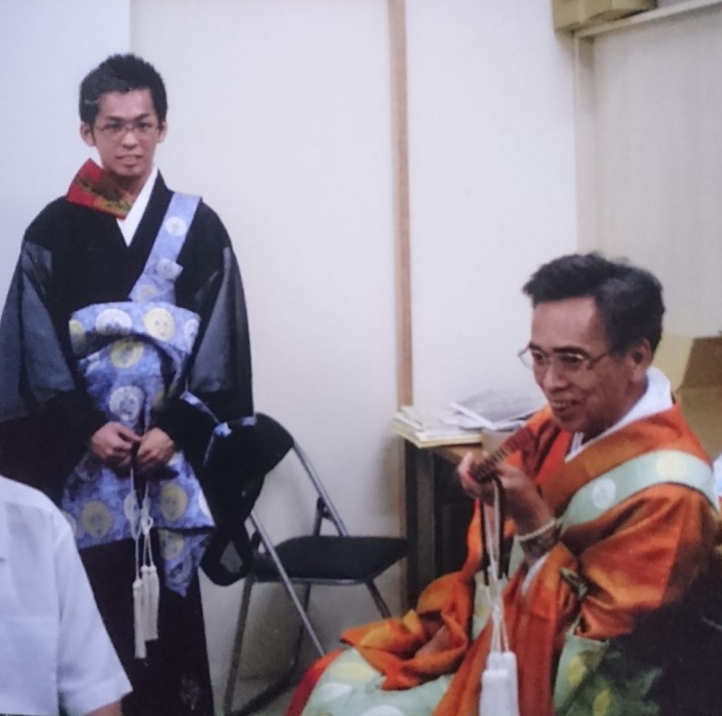 法要後に談笑する先代住職・髙山正克さんと髙山一正さん