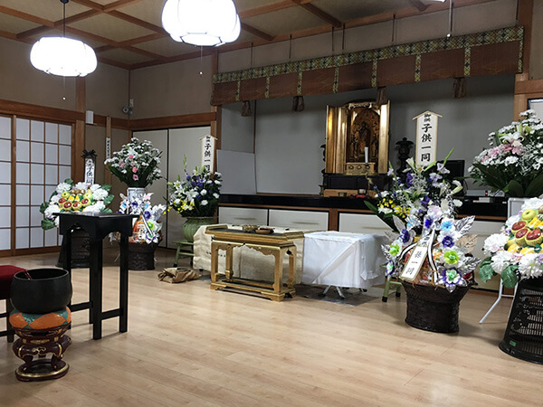 お寺の本堂・妙華寺会館でも葬儀式ができます。