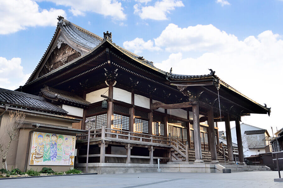 本堂は昭和6年竣工。福岡県下でも有数の大伽藍。