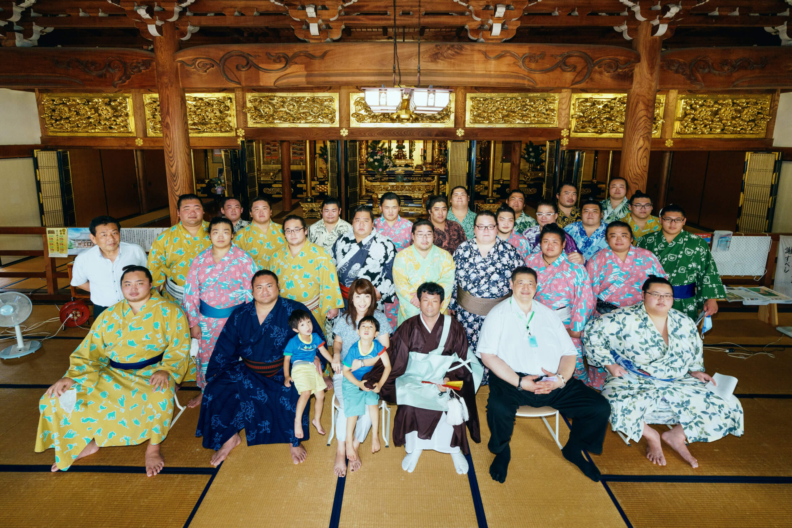 お寺の境内にお相撲さんがズラリ。佐渡ケ嶽部屋の宿舎としての17日間
