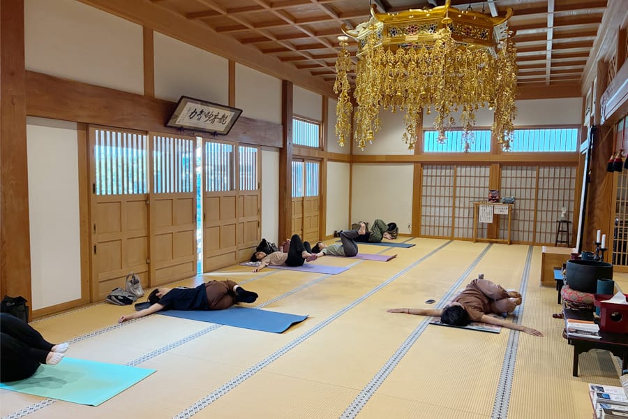 朝ヨガと法話
