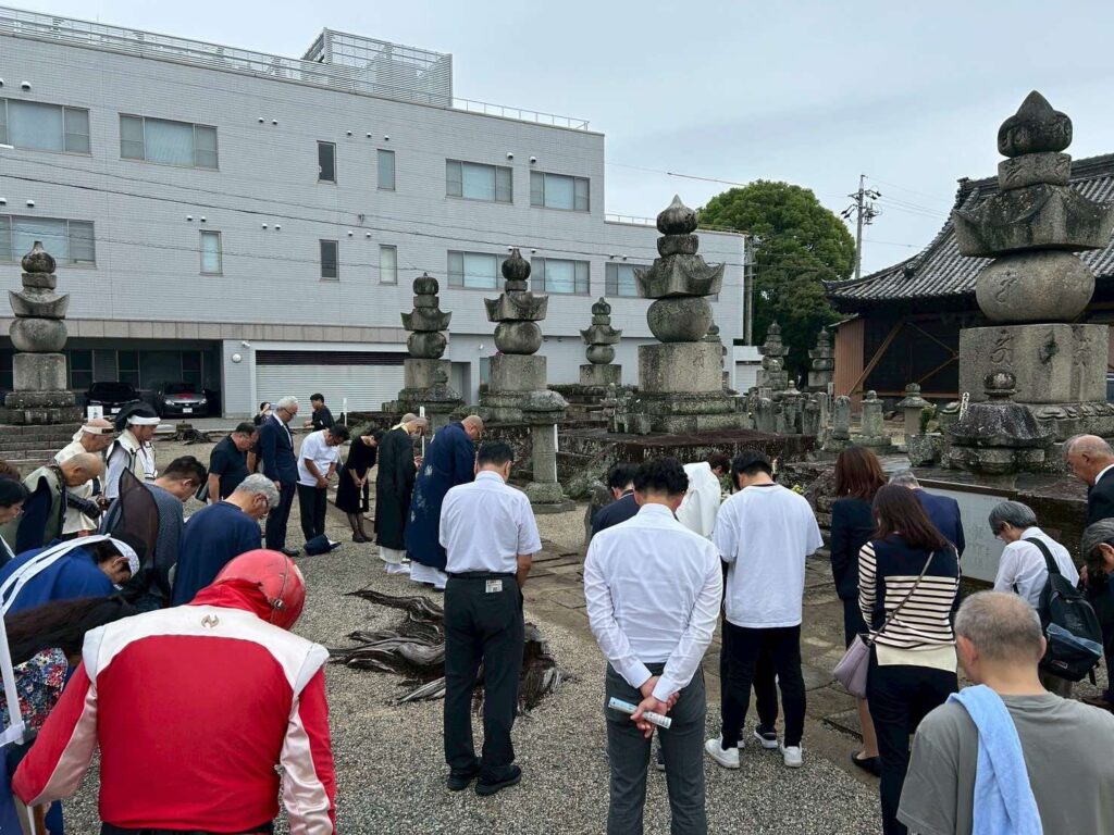 参列者全員で祈りを捧げる