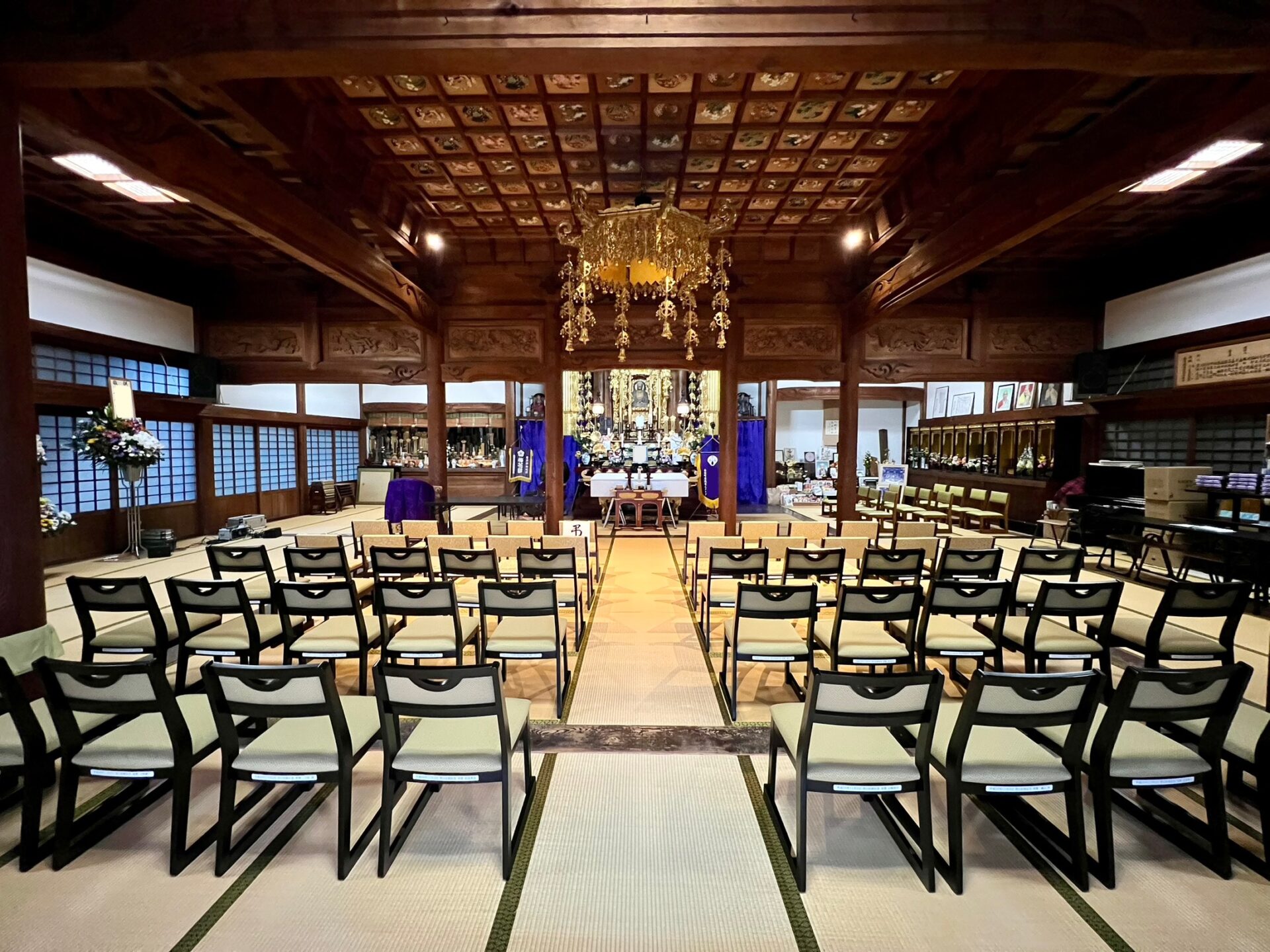 穏やかに、厳かに、ご本尊に見守られてのお旅立ち