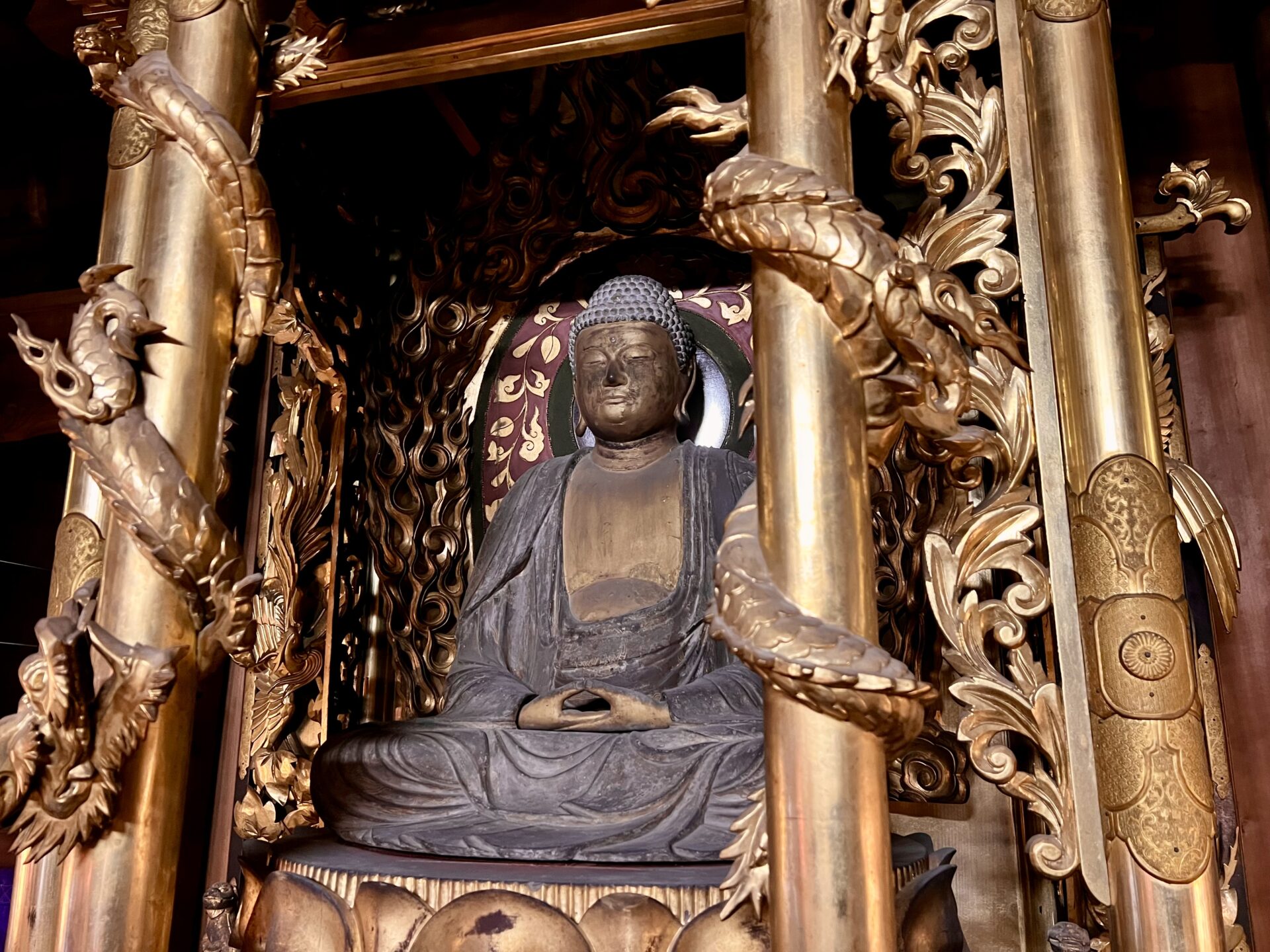 ご本尊「<ruby>釈迦如来坐像<rt>しやかによらいざぞう</rt></ruby>」