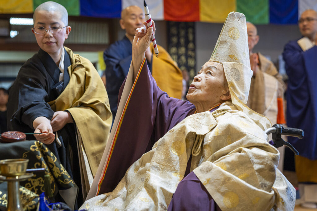 開眼法要で、令和の大観音に魂を宿す「点睛(目を描きいれる)」をされる青山俊董老師(撮影:浅田政志氏)