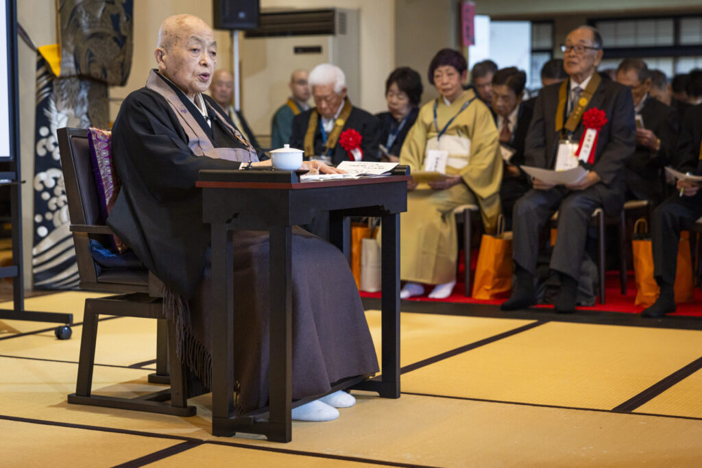法話をされる青山老師(撮影:浅田政志氏)