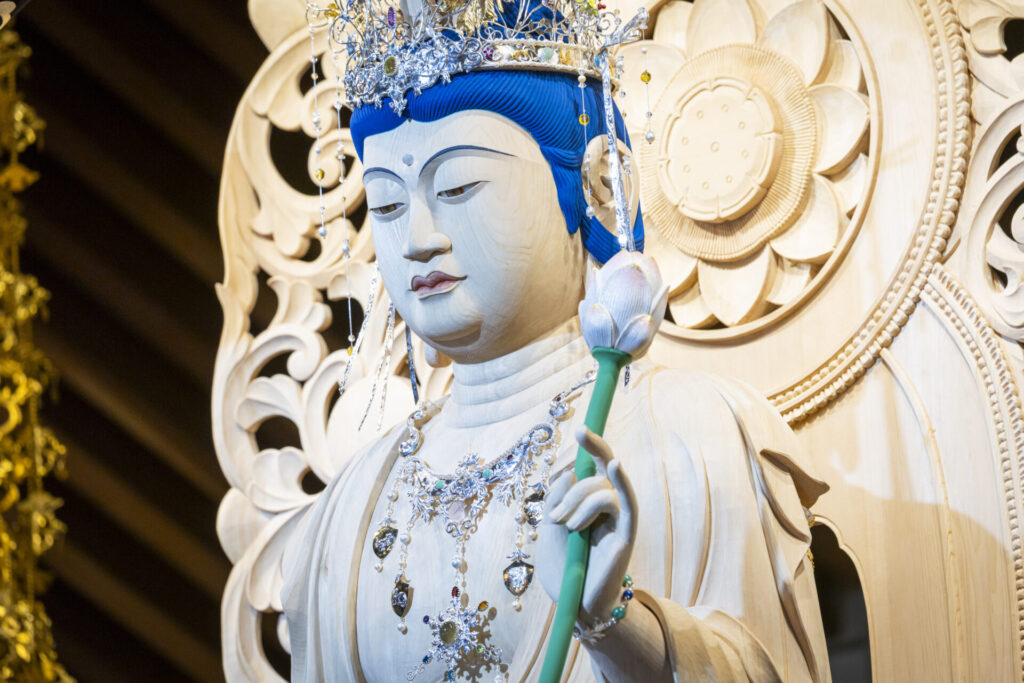 印象的な琥珀焼の玉眼(撮影:浅田政志氏))