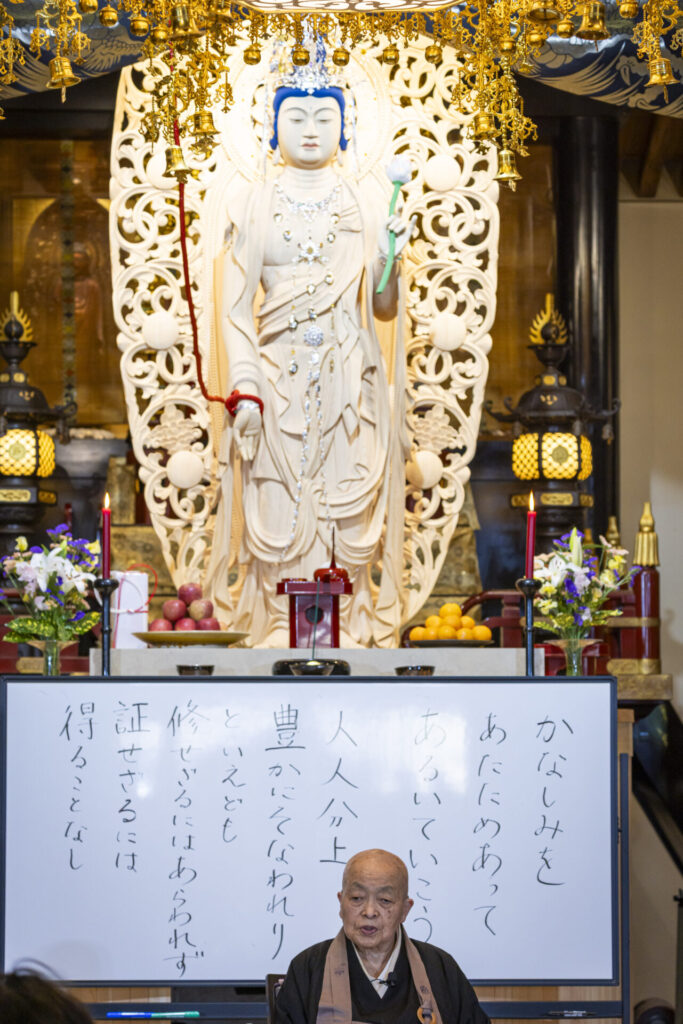 令和の大観音と青山老師(撮影:浅田政志氏)