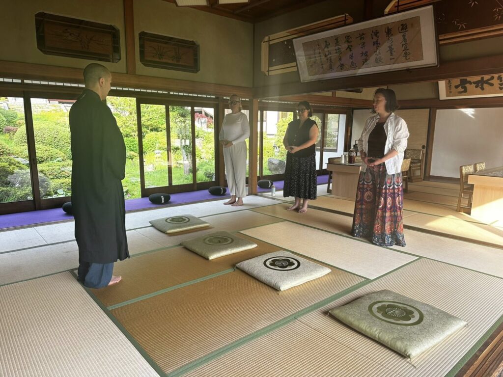 大龍寺 朝の庭苑坐禅