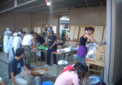 炊き出し開始数日後のにぎやかな様子