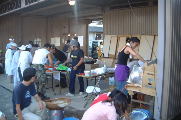 炊き出し開始数日後のにぎやかな様子