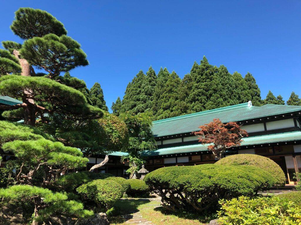 大龍寺 朝の庭園坐禅