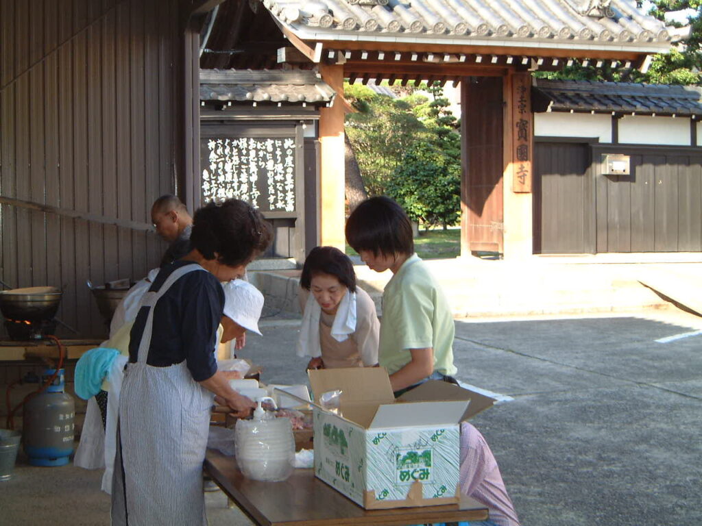 宝國寺さんでの炊き出し初日の様子