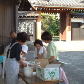 宝國寺さんでの炊き出し初日の様子