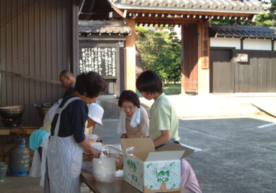 宝國寺さんでの炊き出し初日の様子