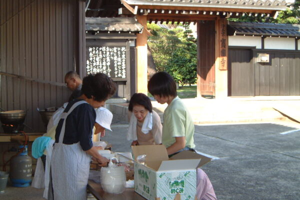 宝國寺さんでの炊き出し初日の様子