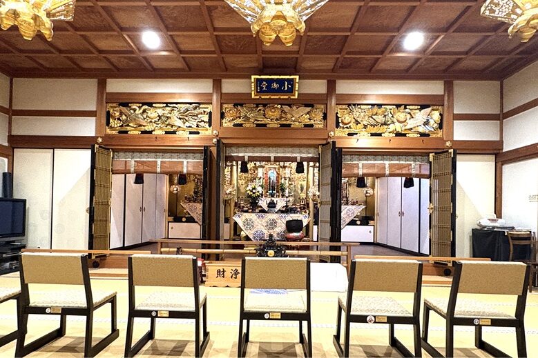 本堂の中
